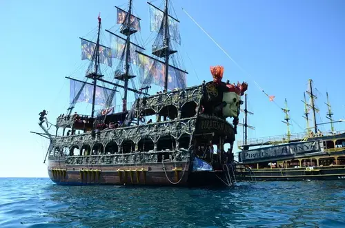Alanya: Pirates Boat Tour with Lunch and Drinks