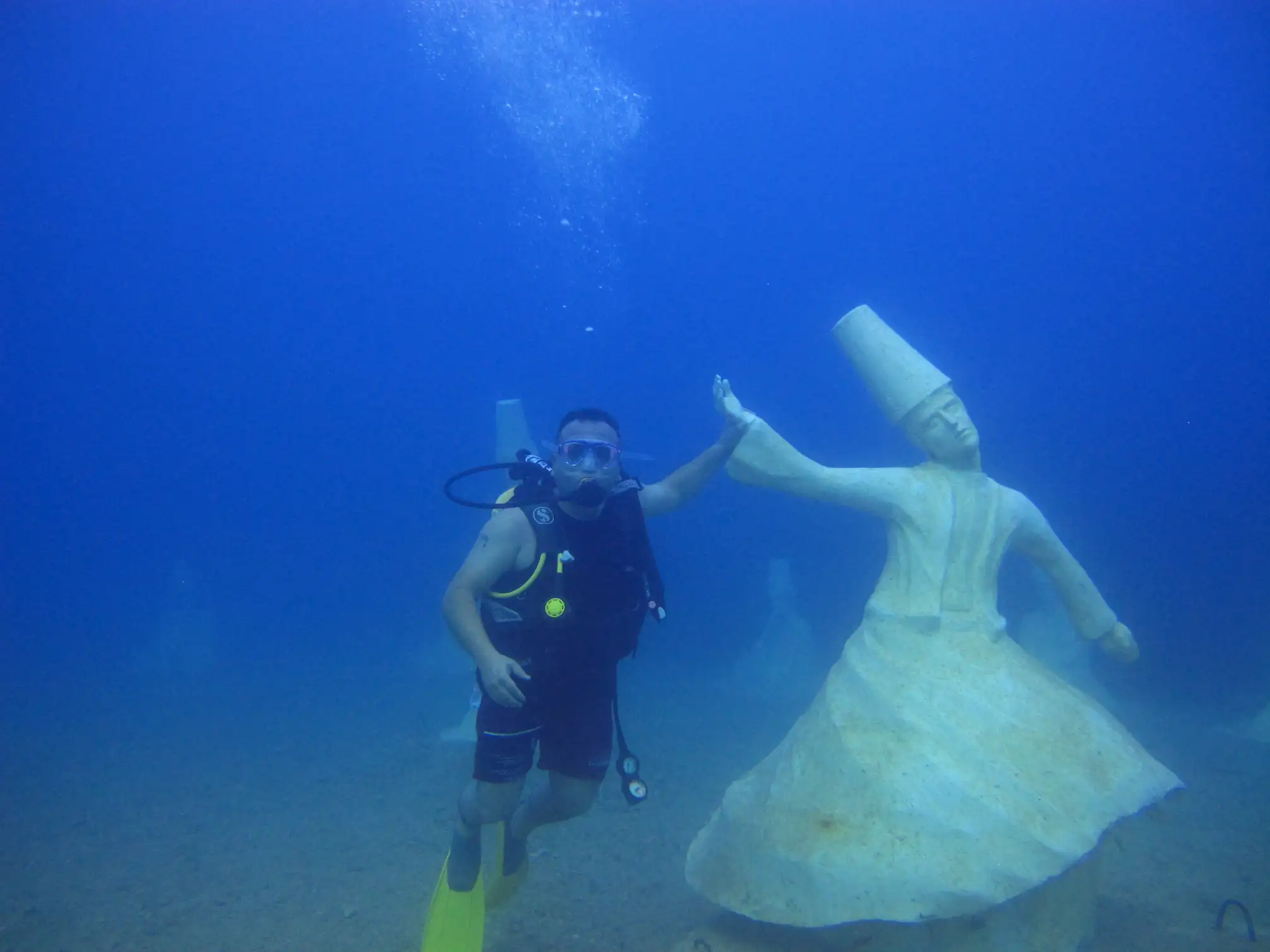 side under water muesum scuba diving