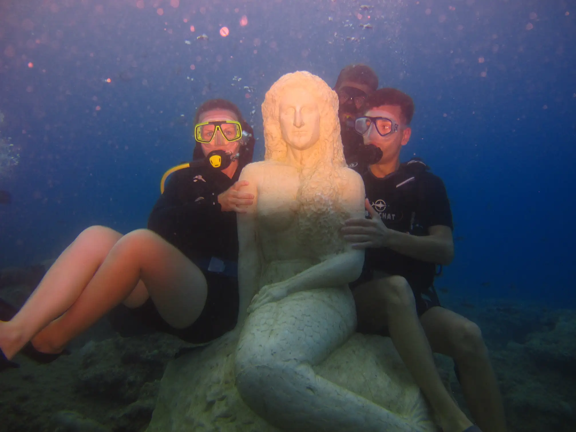 side under water muesum scuba diving